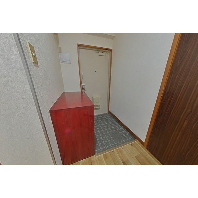 ハイツリバービレッジの玄関