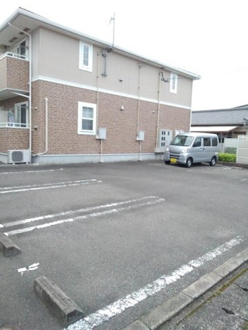 フレスクーラの駐車場