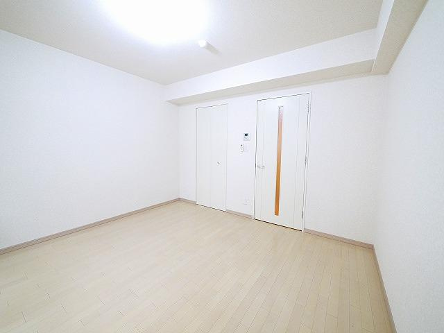 プリマヴェリーレの居間・リビング|落ち着きのあるお部屋です。