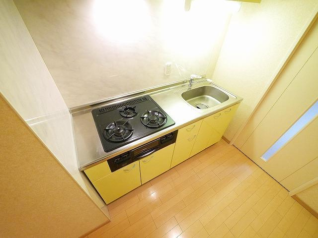 プリマヴェリーレのキッチン|3口のガスコンロ。