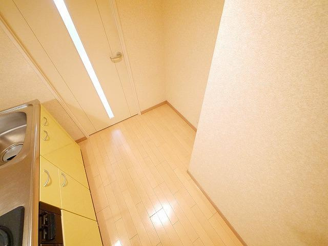 プリマヴェリーレのキッチン|冷蔵庫置き場も確保。