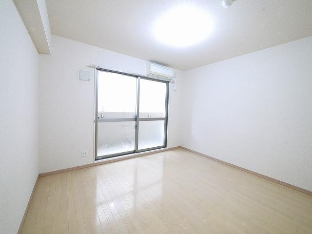 プリマヴェリーレの寝室|広々空間の洋室ですね。