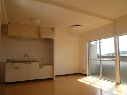 岡本マンションの居間・リビング