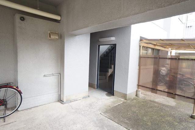 岡本マンションのエントランス