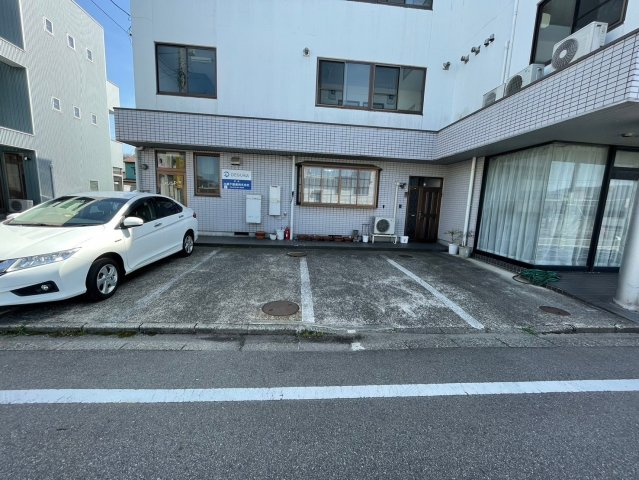 メゾンVの駐車場