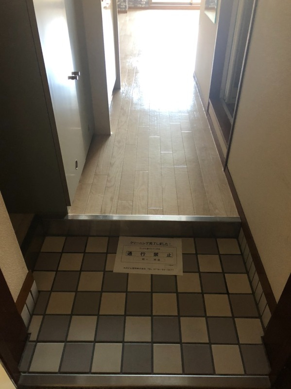 アペックス四ツ井の玄関