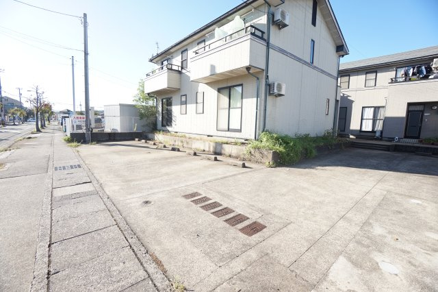 コーポラスTANAKAの駐車場