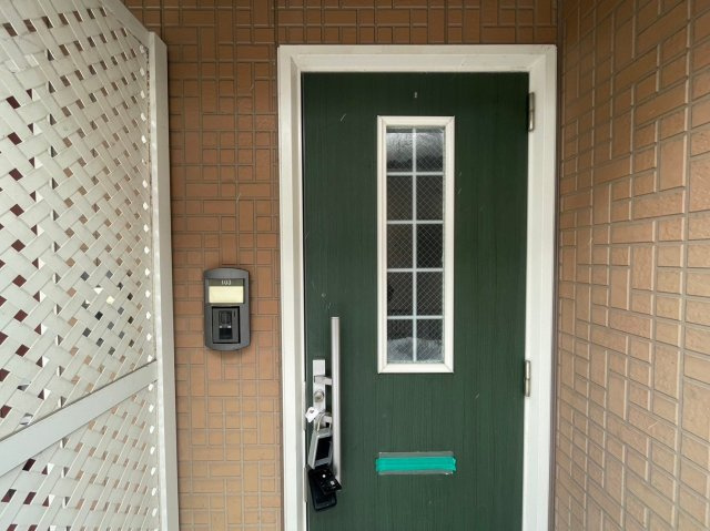 メゾンプレアデスの玄関