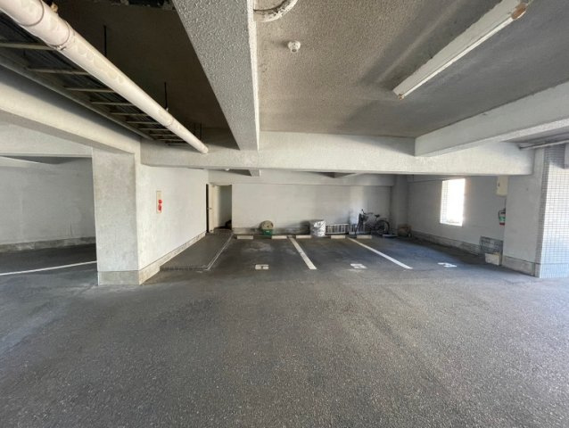 シャルム文京の駐車場