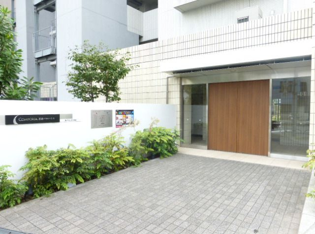 コンフォリア芝浦バウハウスのエントランス
