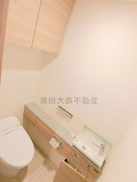 ブランズシティ久が原のトイレ|手洗い場と温水洗浄便座付きのトイレ