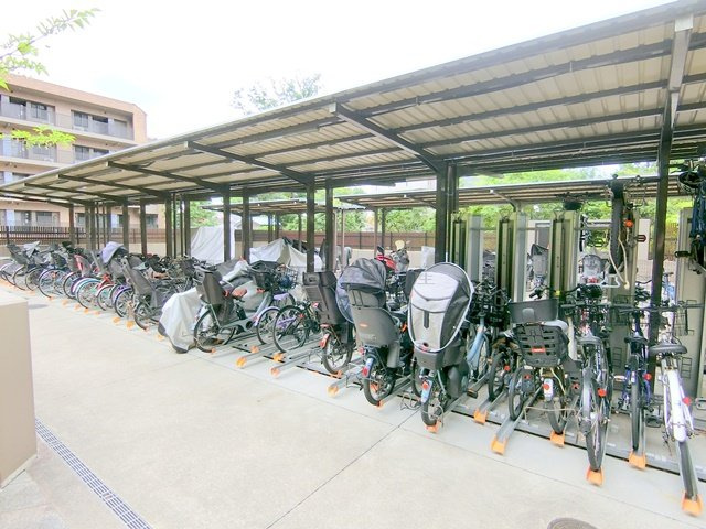 ブランズシティ久が原のその他共用部分|屋根付きの駐輪場、バイク置き場