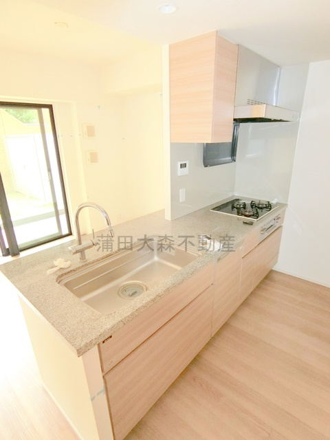 ブランズシティ久が原のキッチン|3口ガスコンロとグリル、食器洗浄乾燥機つきのシステムキッチン