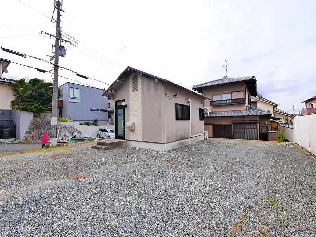 中山町西３丁目貸事務所の駐車場