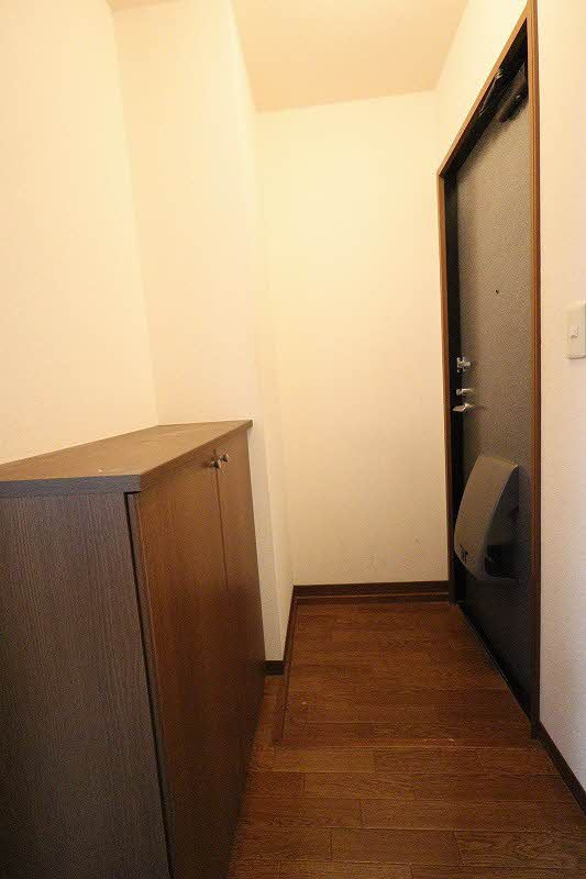 ヴェルディハイツ C棟の玄関