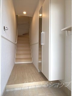 広島市安佐北区亀山３丁目のアパートの玄関|ミラー付き大型シューズボックス