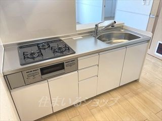 広島市安佐北区亀山３丁目のアパートのキッチン|３口ガスコンロ・グリル付きシステムキッチン