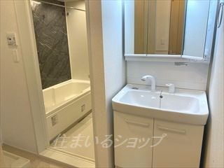 広島市安佐北区亀山３丁目のアパートの洗面所|三面鏡付きシャンプードレッサー