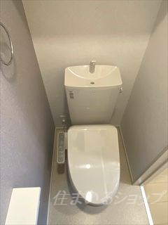 広島市安佐北区亀山３丁目のアパートのトイレ|シャワートイレ・収納棚あり