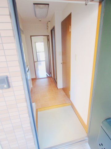 坊田ビルの玄関