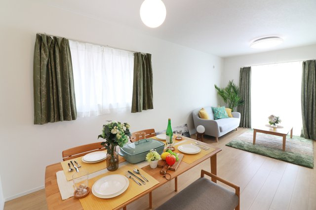 丸亀市今津町・新築戸建・太陽光システム搭載の居間・リビング|＊写真は同じメーカーの施工事例です。実物とは異なります。写真は、随時更新させていただきます。