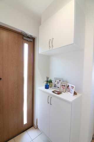 丸亀市今津町・新築戸建・太陽光システム搭載の玄関|＊写真は同じメーカーの施工事例です。実物とは異なります。写真は、随時更新させていただきます。