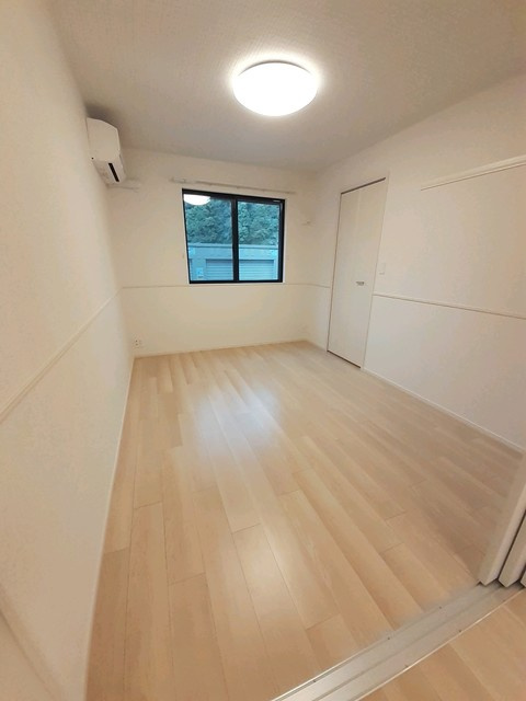 広島市安佐北区上深川町のアパートの寝室