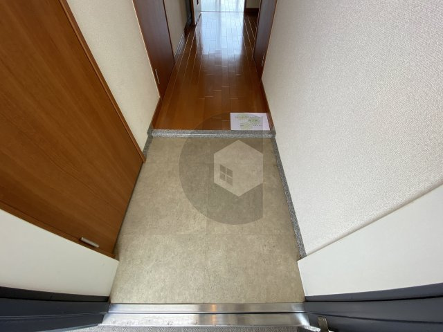 グランシス高井田の玄関