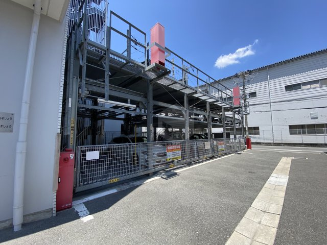グランシス高井田の駐車場