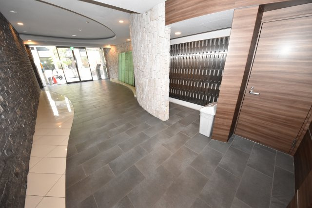 セレニテ本町エコートのエントランス