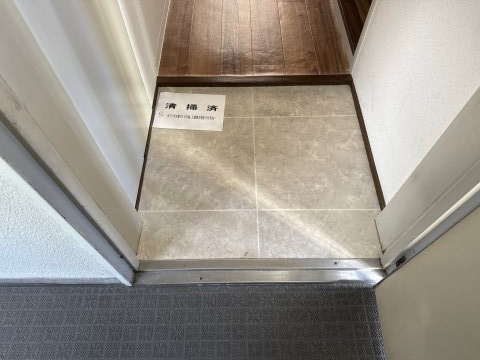 メゾンデール本町の玄関