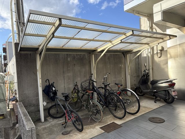 メゾンデール本町の駐車場