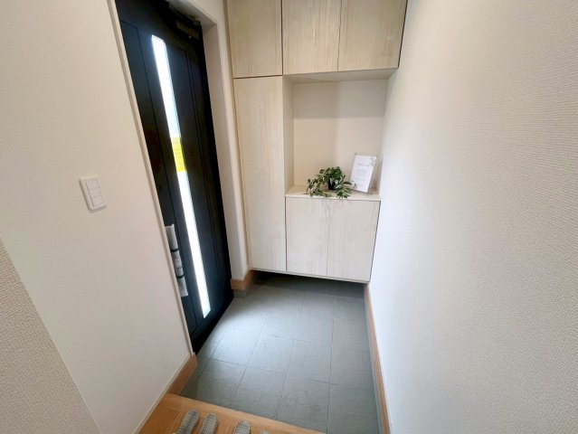 ハートフルタウン沖縄市古謝　全1棟の玄関|明るい自然光が差し込む、ガラス付きドア