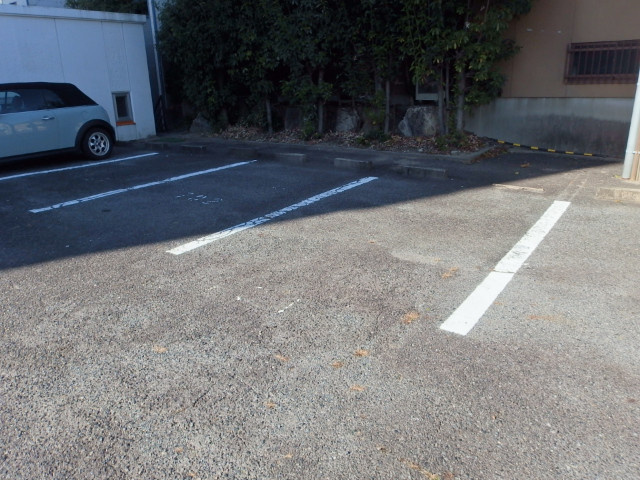 イーストガーデン杉の木館の駐車場