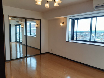 【居間・リビング】 | 双葉ハイム一条 | こちらの居間で趣味の時間をお楽しみください