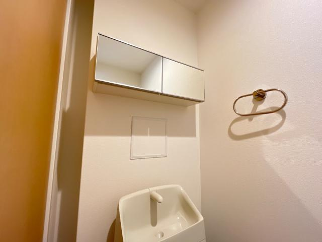 サンライズ京橋のトイレ|ミラーキャビネット