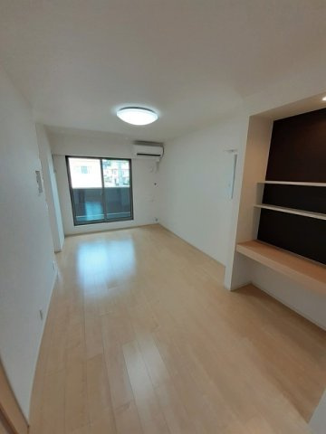 メゾン　シュシュの居間・リビング|こちらのリビングで趣味の時間をお楽しみください