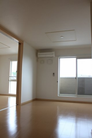 レジレンスパーク　Ⅰの居間・リビング|こちらのリビングで趣味の時間をお楽しみください