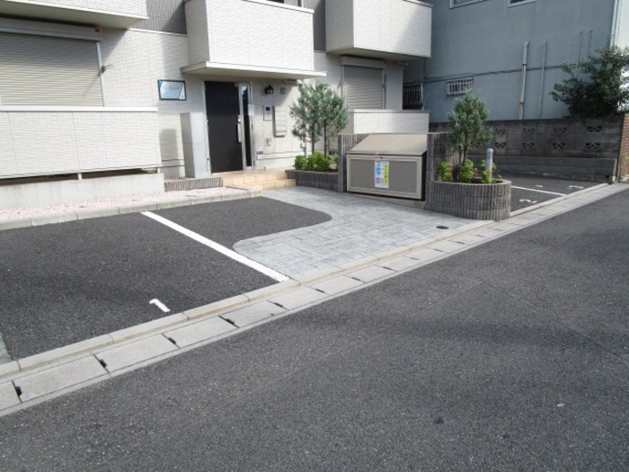アルファーエクセルの駐車場