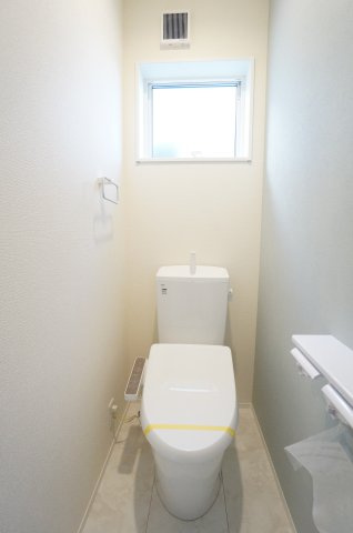 リーブルガーデン武豊町冨貴市場　2号棟のトイレ|1階2階にトイレがあり、お掃除しやすい機能や工夫が満載。スッキリコンパクトなシャワートイレで温水洗浄便座で冬は暖かく快適です