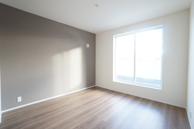 リーブルガーデン武豊町冨貴市場　2号棟の洋室|2階6.5帖の主寝室は大型のウォークインクローゼット付き