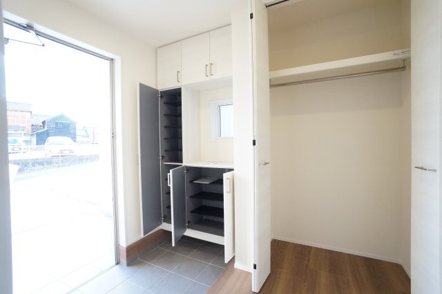 リーブルガーデン武豊町冨貴市場　2号棟の玄関|玄関のシューズボックスと大型のクローゼット