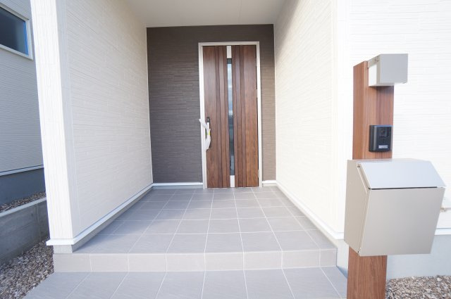 リーブルガーデン武豊町冨貴市場　2号棟の玄関|セキュリテー対策付きの玄関ドアとポスト