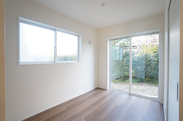 リーブルガーデン武豊町冨貴市場　2号棟の洋室|1階約4.5帖洋室は大きな2面の窓で明るい居室。