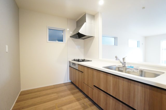 リーブルガーデン武豊町冨貴市場　2号棟のキッチン|お料理しながら会話弾む対面キッチンは家族と顔を合わせながらお料理が出来て楽しい時間を過ごせそうです♪