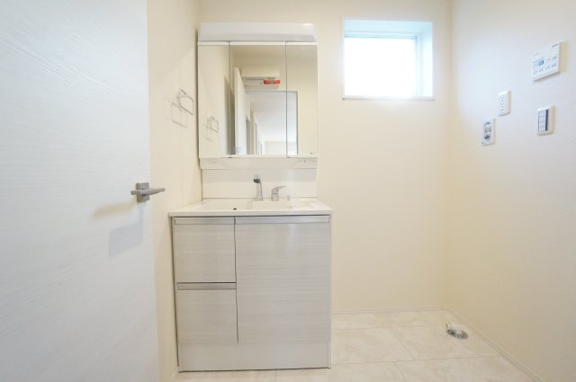 リーブルガーデン武豊町冨貴市場　2号棟の独立洗面台|シャワー付き洗面化粧台は、伸ばせる水栓で洗面台でのシャンプーや洗い物に便利な仕様。