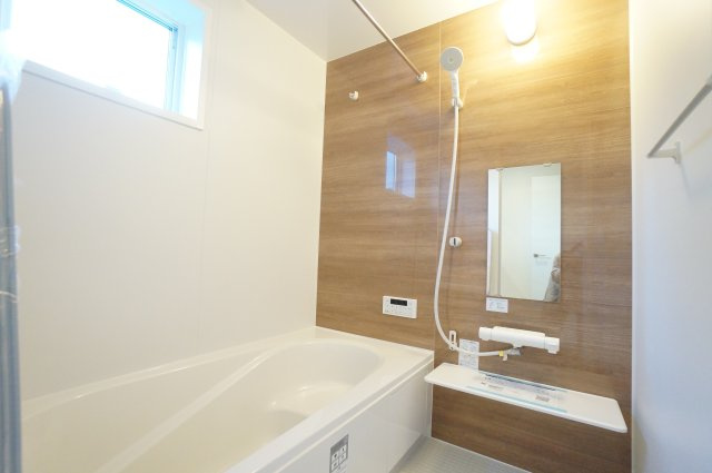 リーブルガーデン武豊町冨貴市場　2号棟の浴室|雨の日のお洗濯に大活躍な浴室乾燥機付！広々浴室1坪タイプで一日の疲れを癒すくつろぎのバスタイム♪