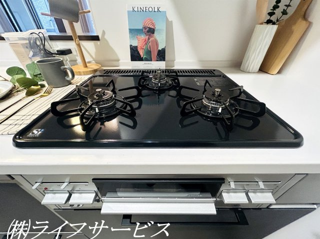 【キッチン】 | キングスクエア北大阪パークフェリスⅡ番館 | キッチン３口ガスコンロでお料理もらくらく！