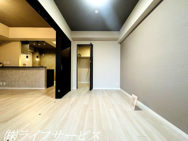 【洋室】 | キングスクエア北大阪パークフェリスⅡ番館 | 洋室６帖／南西向きの陽当り良好のお部屋！ウォークスルークローゼットあり！開け放ってリビングとつなげてご使用いただけます！