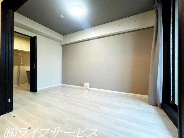 【洋室】 | キングスクエア北大阪パークフェリスⅡ番館 | 洋室６帖／南西向きの陽当り良好のお部屋！ウォークスルークローゼットあり！開け放ってリビングとつなげてご使用いただけます！